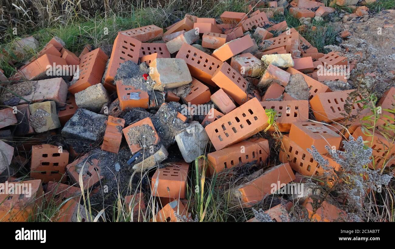 Palo di mattoni sulla riva di un piccolo fiume. Foto Stock