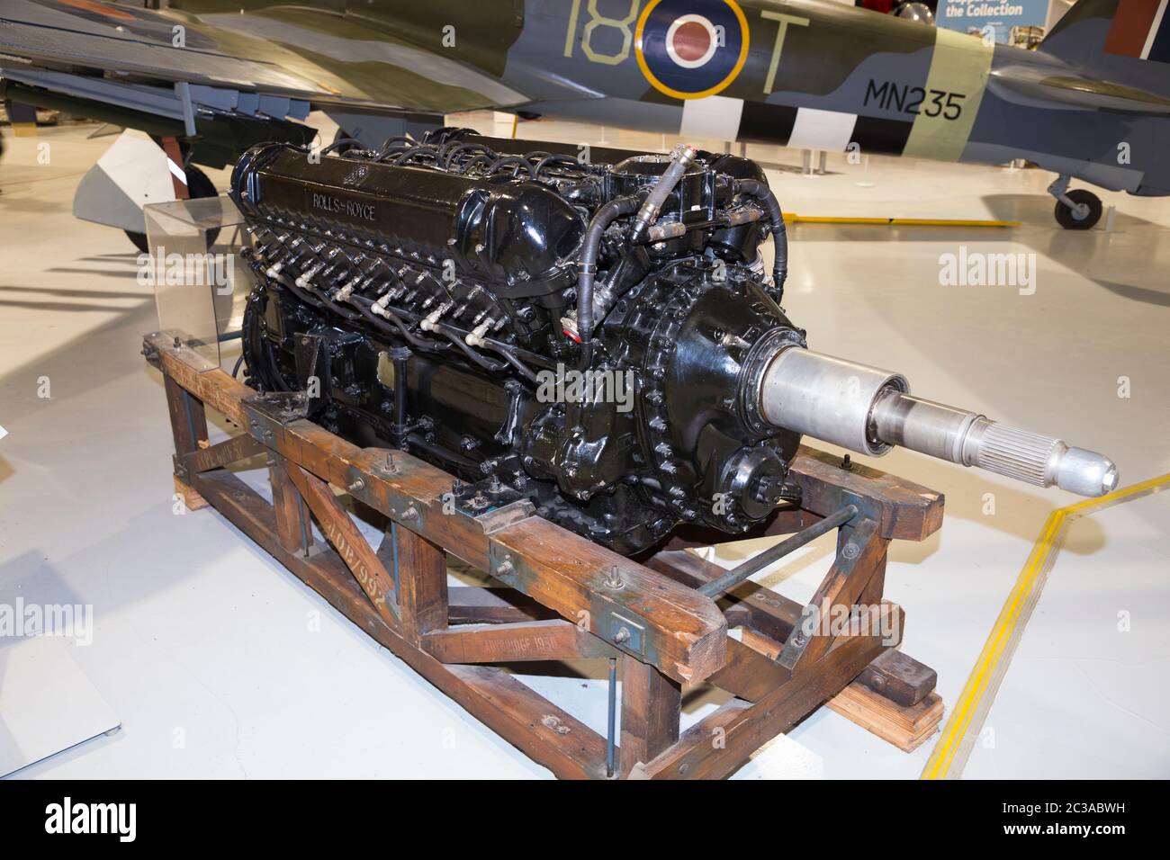 Motore RR Rolls-Royce Griffon e aereo bombardiere Hawker Typhoon Mark IB monoposto, n. di serie MN235. RAF Royal Air Force Museum di Hendon, Inghilterra, Regno Unito. (117) Foto Stock