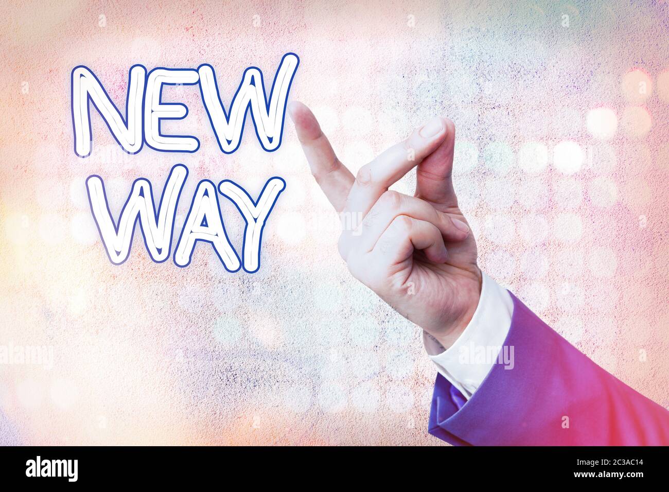 Nota di scrittura che mostra New Way. Concetto di business per la creazione di un percorso e una vita diversi come pensatore indipendente libero Foto Stock
