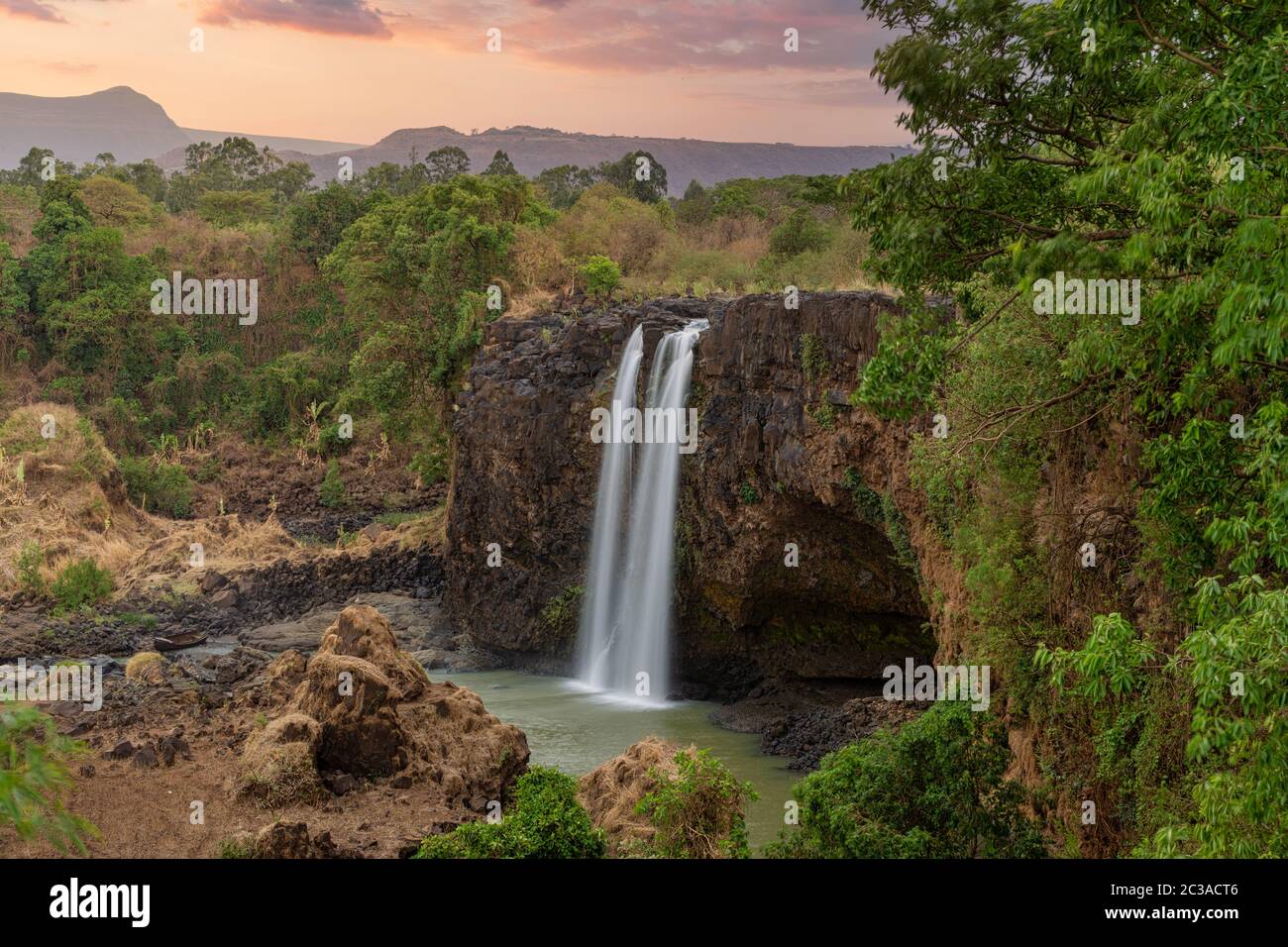 Tramonto sul Nilo Blu cascata nella stagione secca con una bassa portata di acqua nei pressi di Bahir Dar e il lago Tana. La natura e la destinazione di viaggio. Regione Amhara Etiopia, Foto Stock