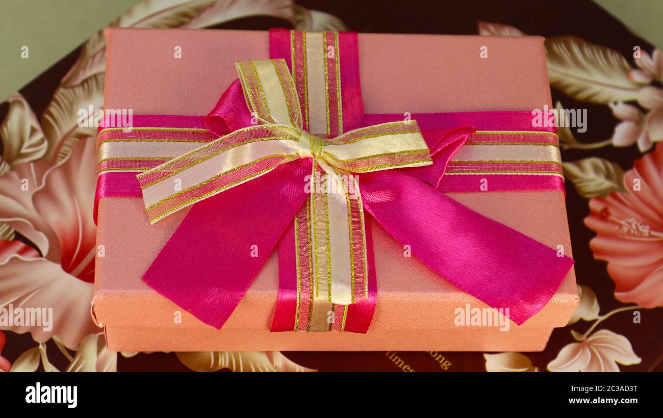 Regalate alla vostra amata il giorno di San Valentino, il giorno internazionale delle donne, l'anniversario del matrimonio, il giorno della madre, il compleanno o fate proposte per sposarsi. Regalatevi a una persona cara Foto Stock