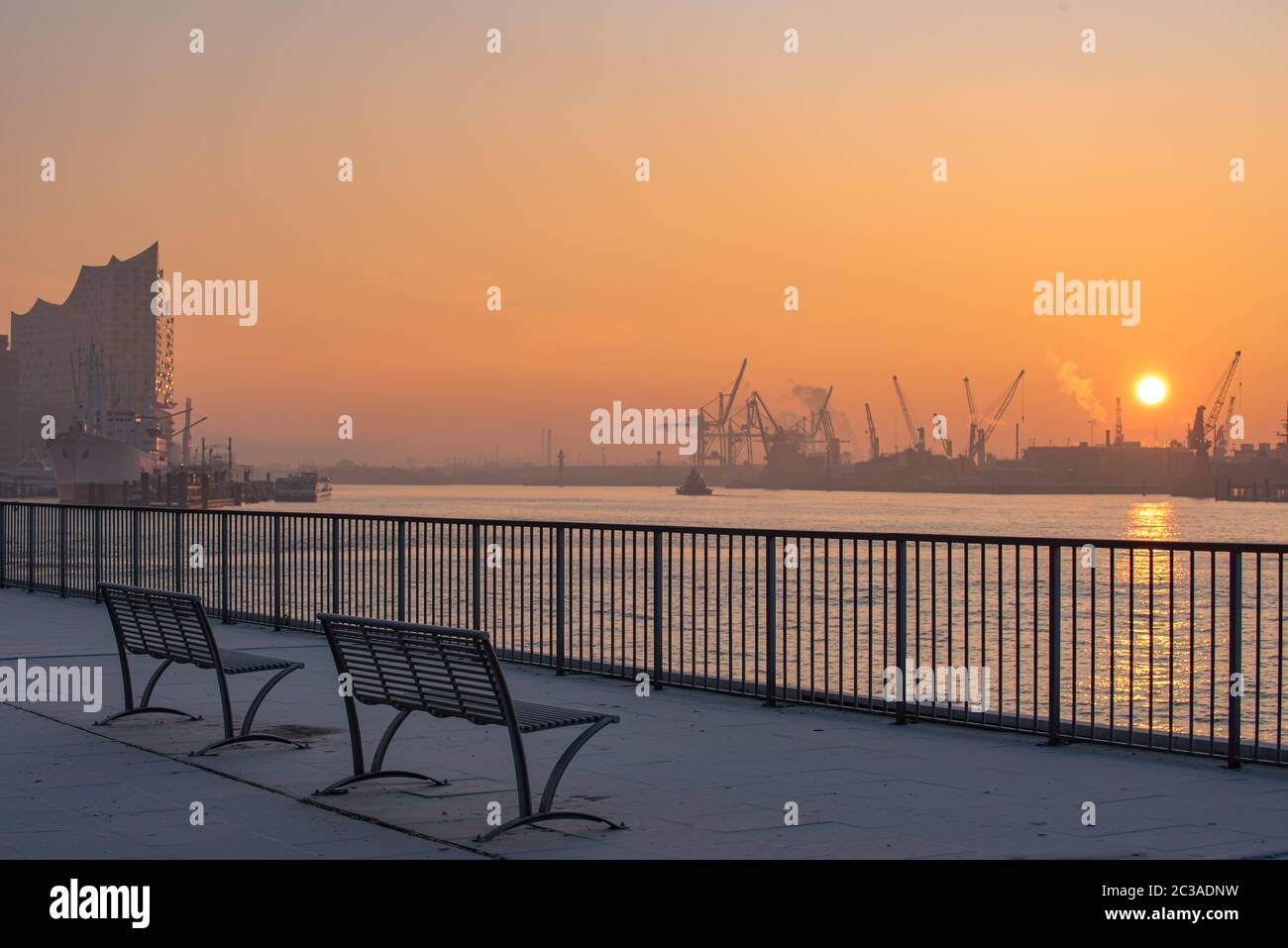 Il lungomare di Amburgo all'alba Foto Stock