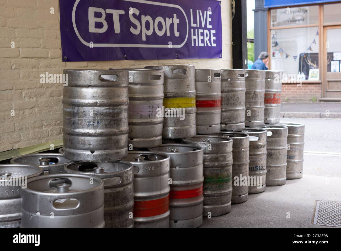 Barili di birra accatastati in un cortile fuori da un pub in Inghilterra Foto Stock