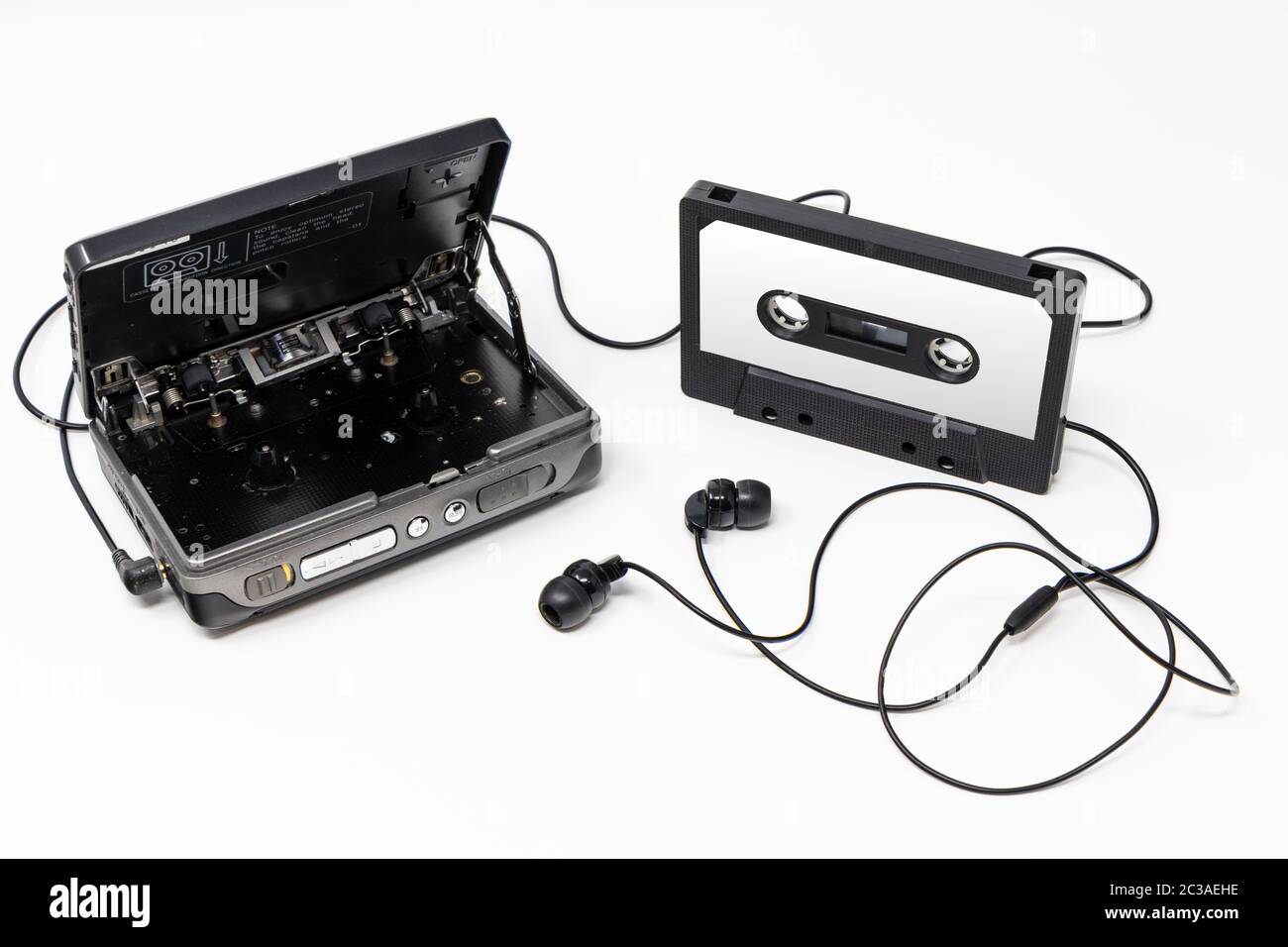 Lettore audio vintage. Lettore di cassette portatile, oggetto cult, icona e  simbolo degli anni '80 e '90. Nastro audio vuoto e cuffie isolati Foto  stock - Alamy