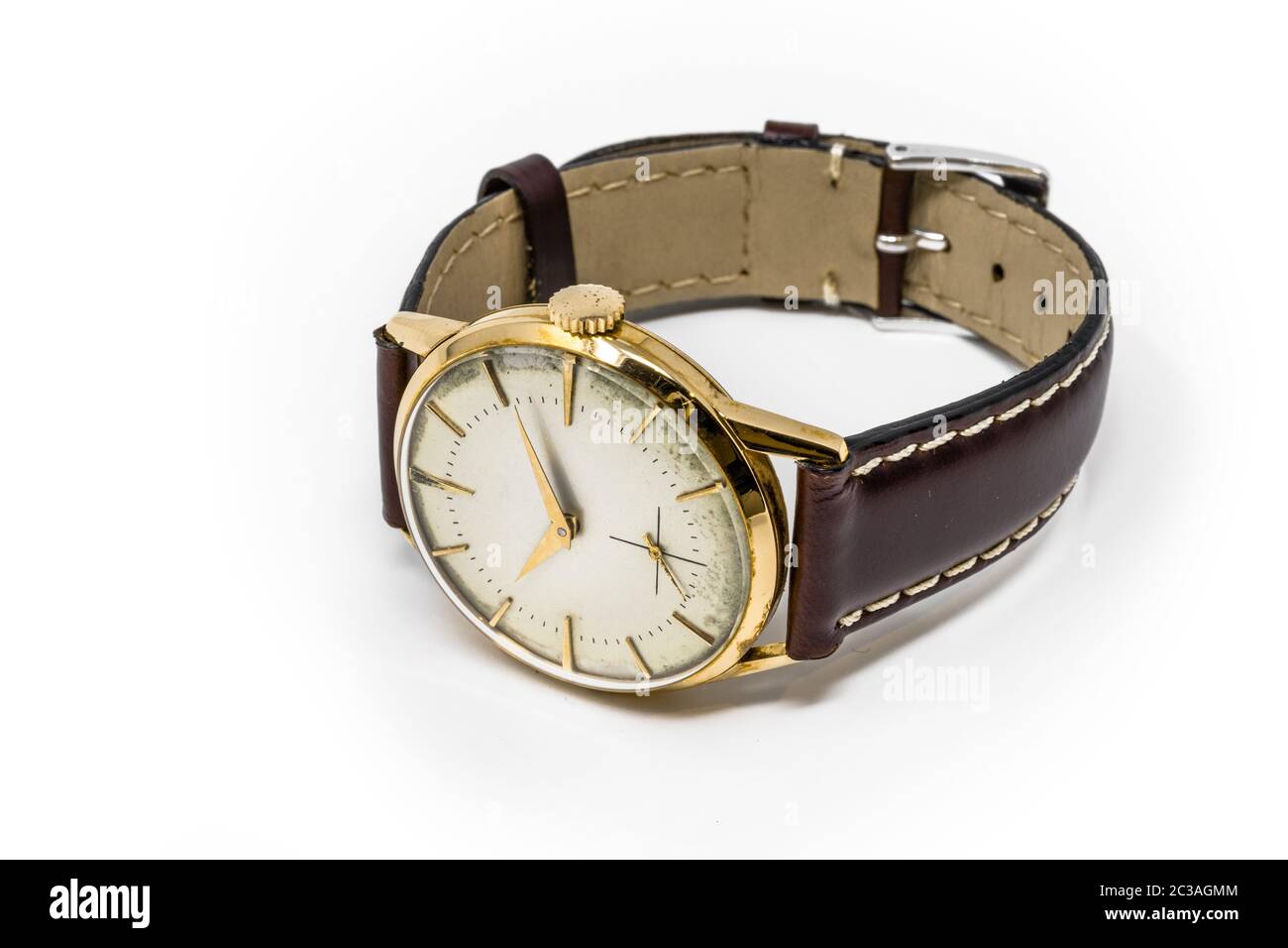 Un vecchio orologio da polso meccanico in oro con avvolgimento manuale.  Orologio antico rovinato nel tempo, con graffi e macchie di muffa, ruggine,  ossidazione. Cinturino in pelle Foto stock - Alamy