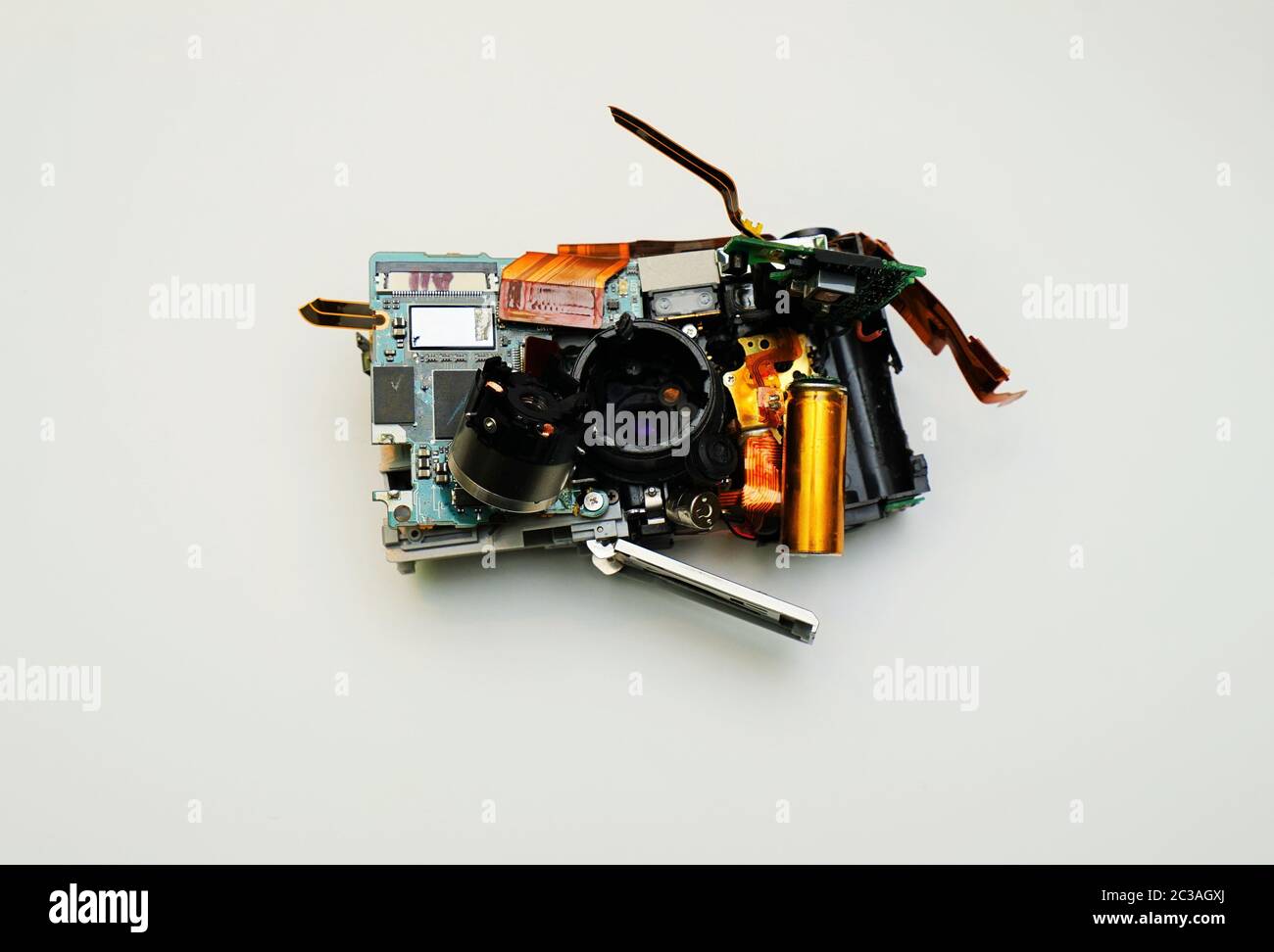 Scarto elettronico della fotocamera digitale su sfondo bianco Foto Stock