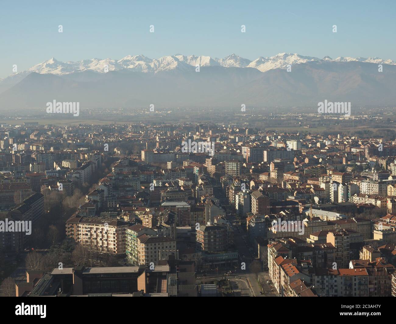 Veduta aerea della città di Torino, Italia con catena montuosa delle Alpi sullo sfondo Foto Stock