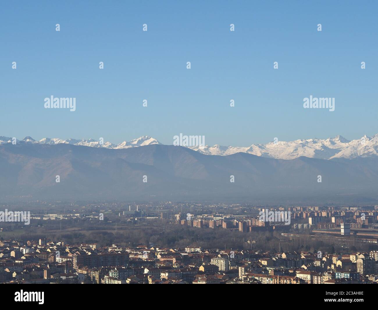 Veduta aerea della città di Torino, Italia con catena montuosa delle Alpi sullo sfondo Foto Stock
