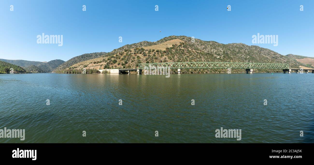 Vista valle Douro vicino al ponte Ferradosa a Sao Xisto situato in vale de Figueira, Sao Joao da Pesqueira comune, il villaggio è dominato da Foto Stock