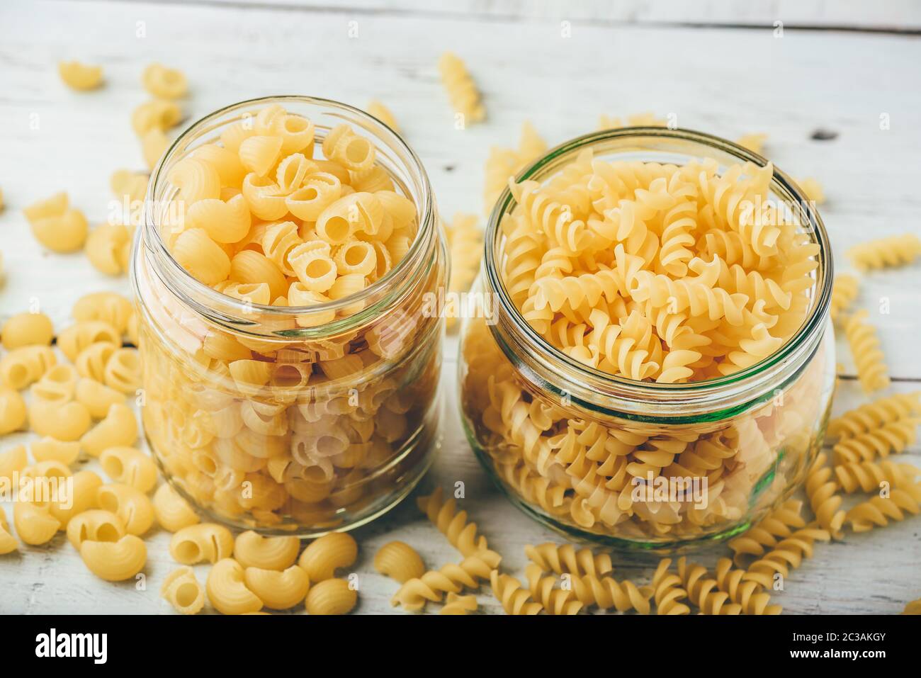 Due tipi di tutta italiana la pasta di grano in vasi di vetro Foto Stock