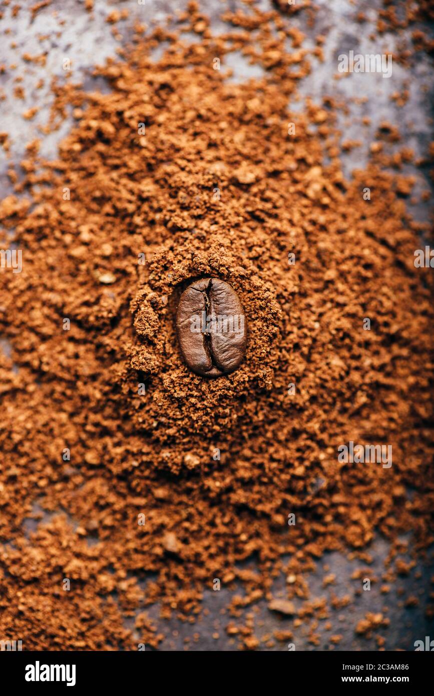 Carni arrosto di chicco di caffè getta sul mucchio di caffè macinato Foto Stock