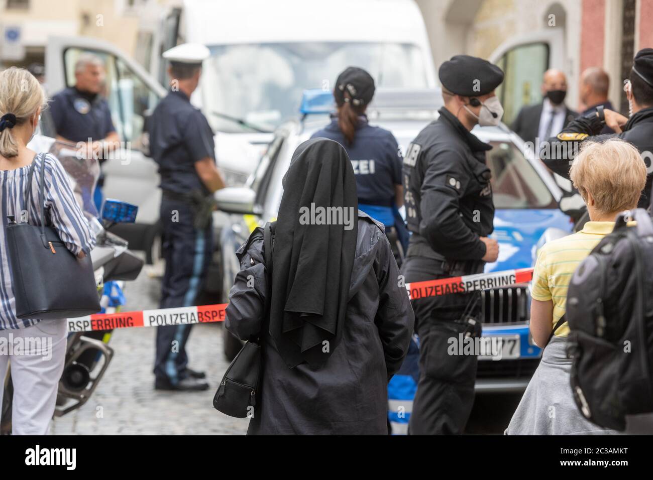 Regensburg, Germania. 19 giugno 2020. Una sorella religiosa e numerosi poliziotti si trovano di fronte alla casa di Georg Ratzinger, dove vive il fratello del papa in pensione. Benedetto XVI è tornato in Germania per la prima volta dalle sue dimissioni più di sette anni fa. Credit: Armin Weigel/dpa/Alamy Live News Foto Stock