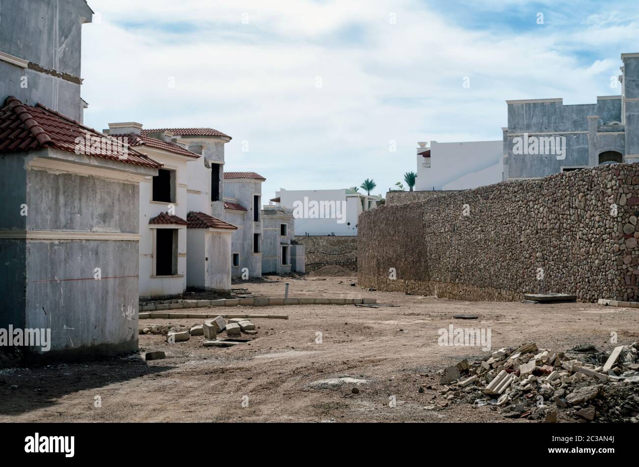 Hotel abbandonato su una strada senza gente in Egitto Foto Stock