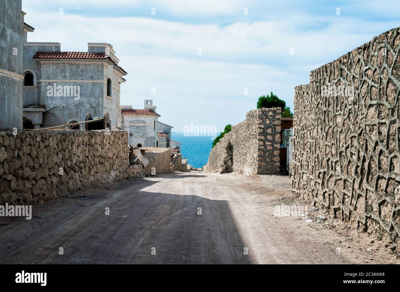 Hotel abbandonato su una strada senza gente in Egitto Foto Stock