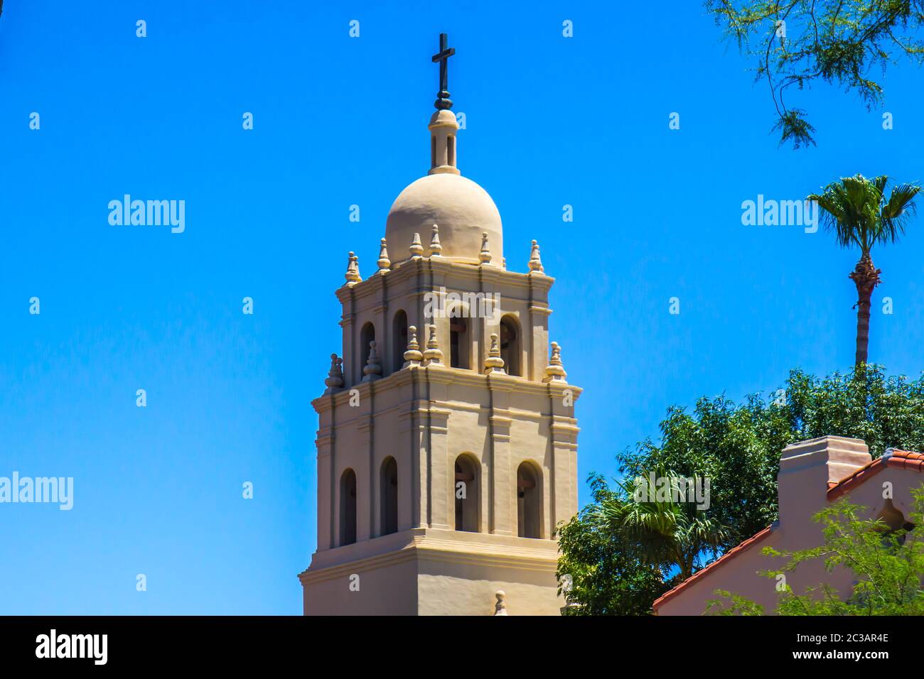 Campanile Spagnolo con Croce in cima Foto Stock