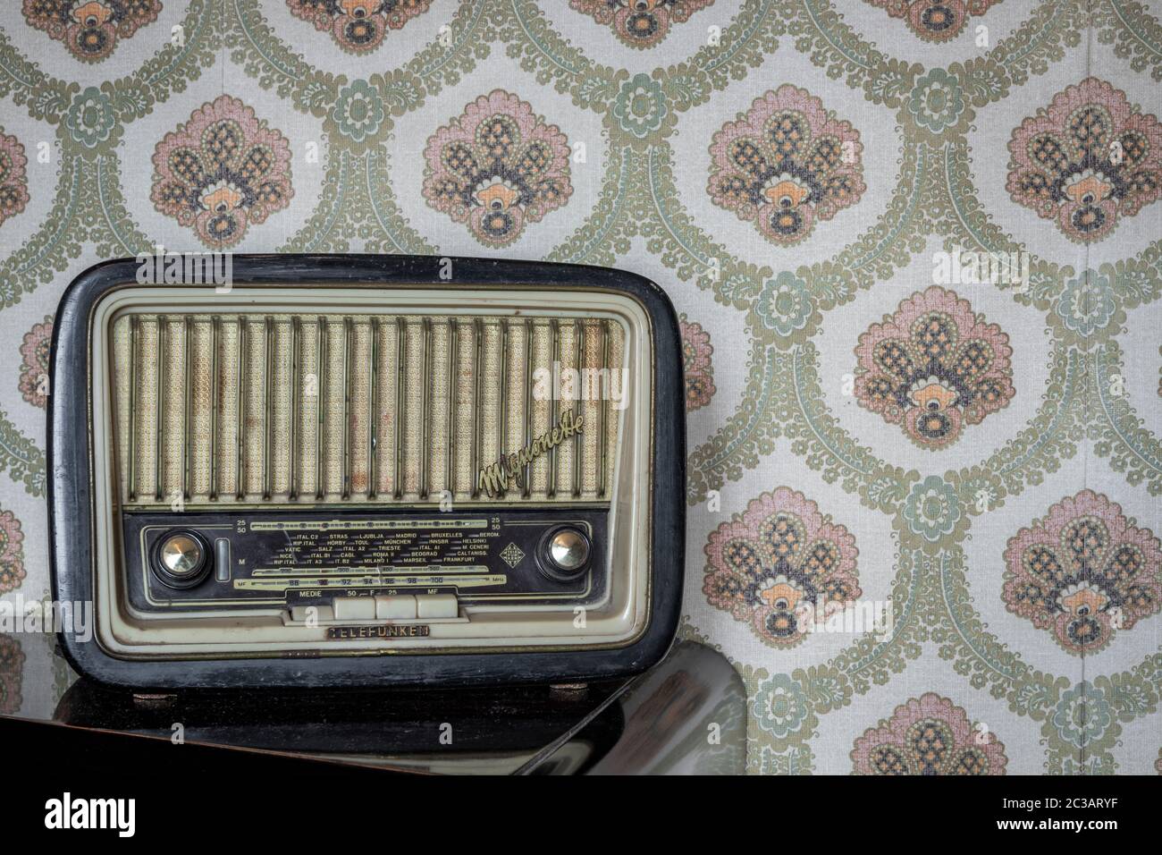 1 marzo 2020 - Roma, Italia - Telefunken Mignonette, una vecchia radio a  transistor, con manopole e pulsanti per la sintonizzazione manuale. Sullo  sfondo una wa d'epoca Foto stock - Alamy