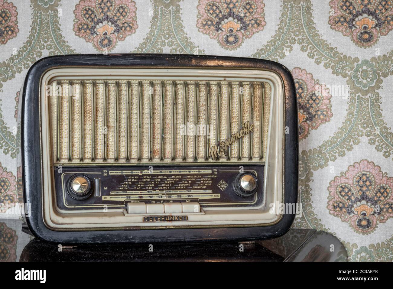 1 marzo 2020 - Roma, Italia - Telefunken Mignonette, una vecchia radio a  transistor, con manopole e pulsanti per la sintonizzazione manuale. Sullo  sfondo una wa d'epoca Foto stock - Alamy