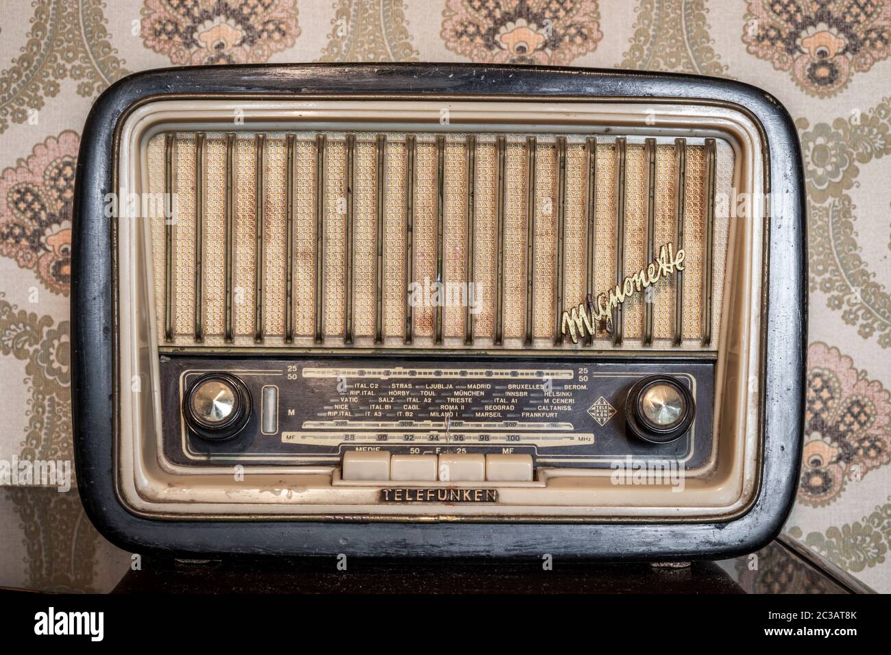 1 marzo 2020 - Roma, Italia - Telefunken Mignonette, una vecchia radio a  transistor, con manopole e pulsanti per la sintonizzazione manuale. Sullo  sfondo una wa d'epoca Foto stock - Alamy