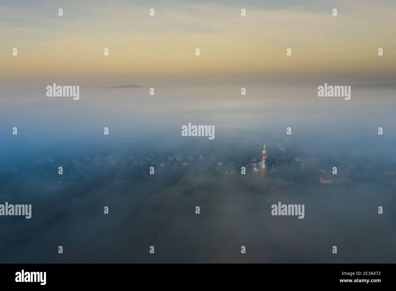 Vista surreale della chiesa quasi completamente nascosto dalla nebbia Foto Stock
