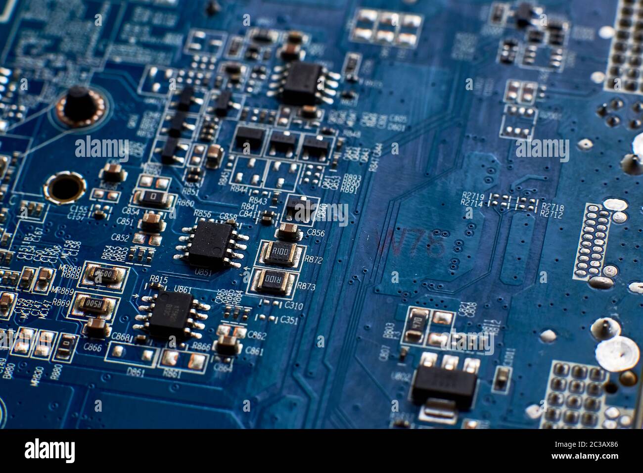 Scheda a circuito stampato con chip e componenti radio electronics Foto Stock