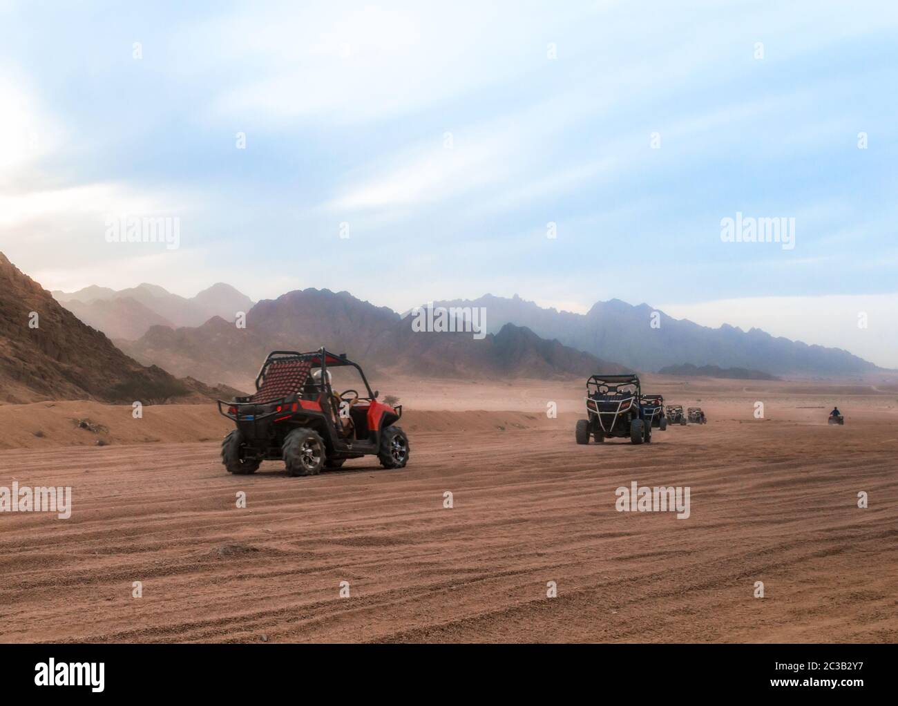 Auto buggy con turisti in un viaggio nel deserto in Egitto Foto Stock