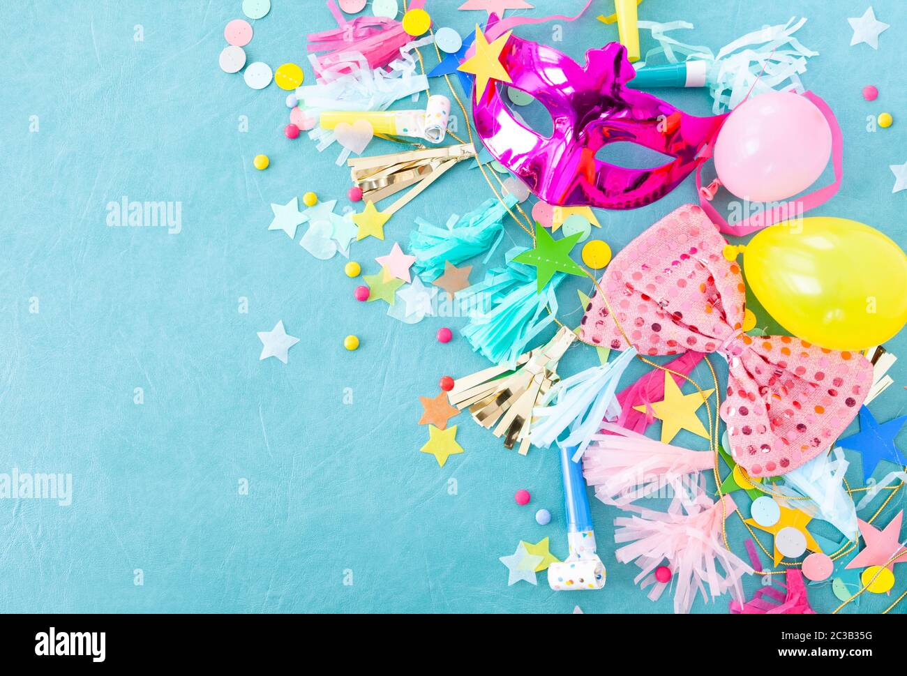 Decorazioni allegre e ghirlande da festa su sfondo blu Foto Stock