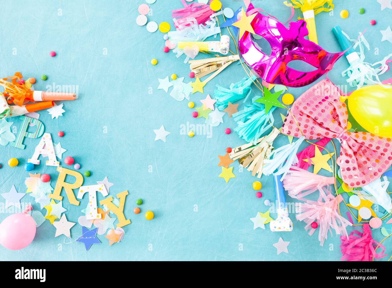 Decorazioni allegre e ghirlande da festa su sfondo blu Foto Stock