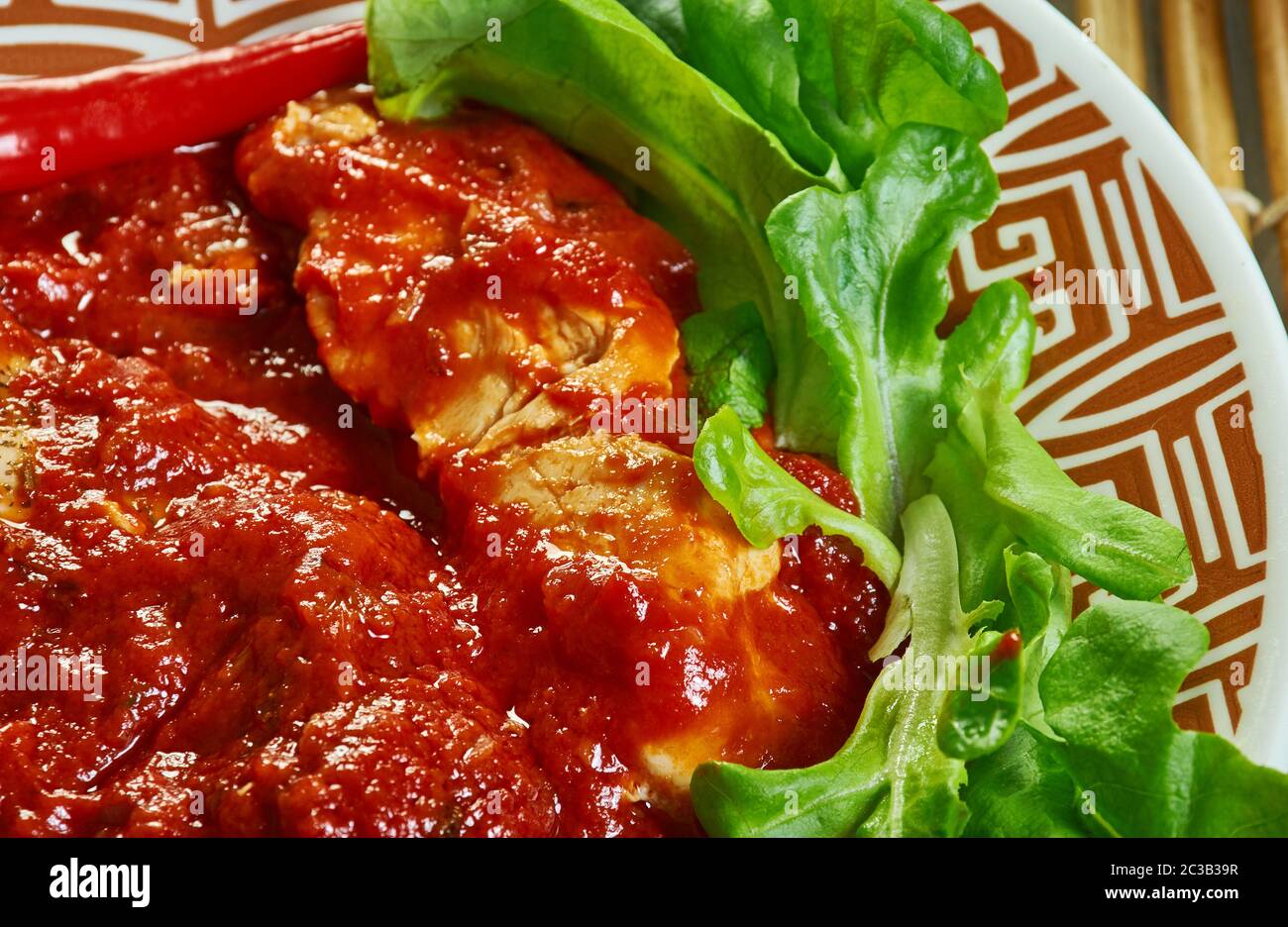 Pollo arrosto alla griglia e salsa di pomodoro-peperoncino rosso Foto Stock