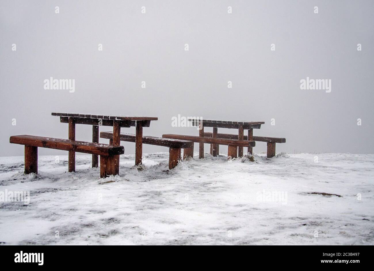 Panchine in legno per escursionisti in inverno Foto Stock