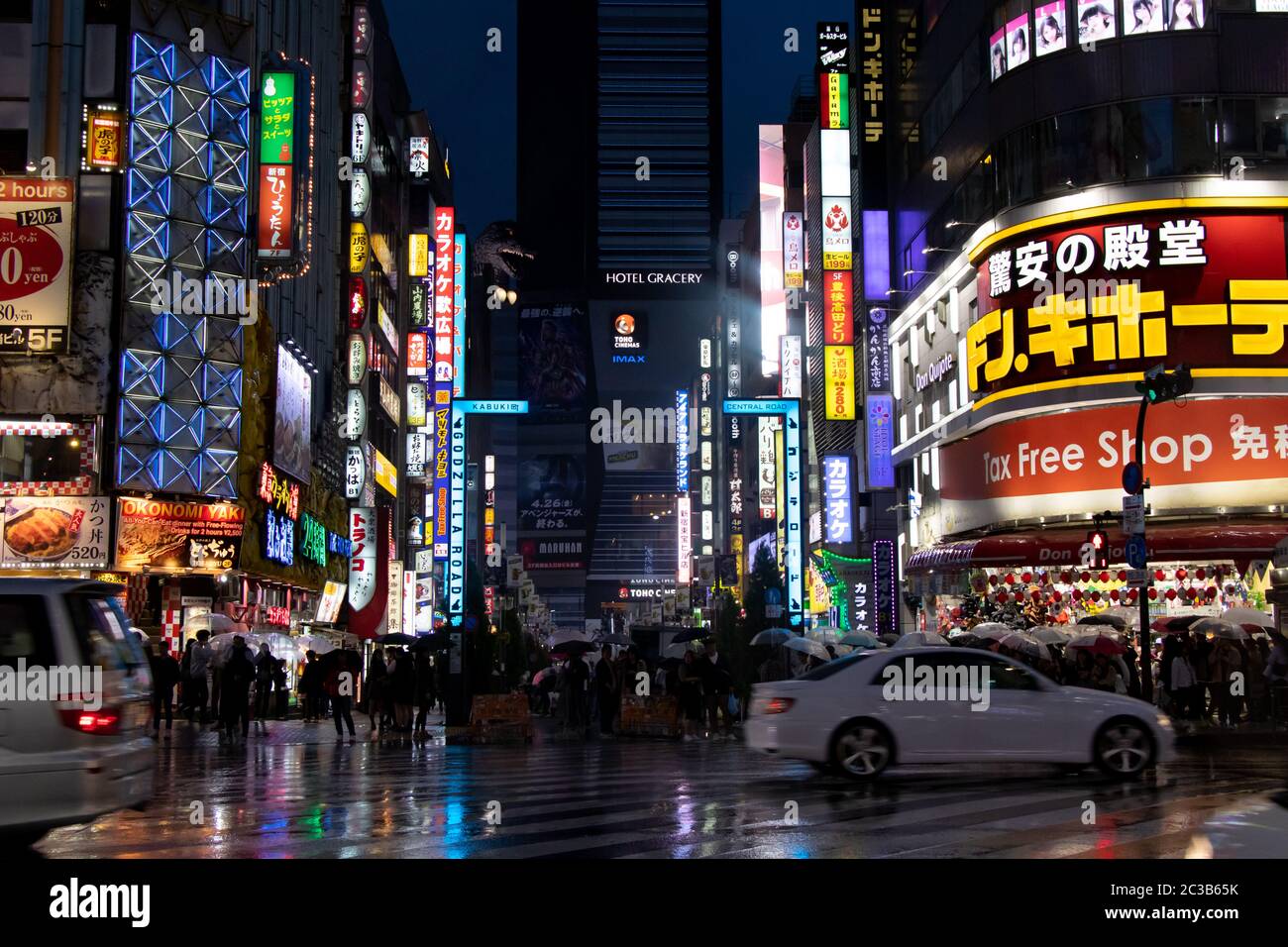 Tokyo, Giappone - 1 Maggio 2019 : folla attendere per attraversare la strada alla street nella parte anteriore del quartiere di Kabukicho a Tokyo in Giappone. Kabukicho è la strada che hanno g Foto Stock