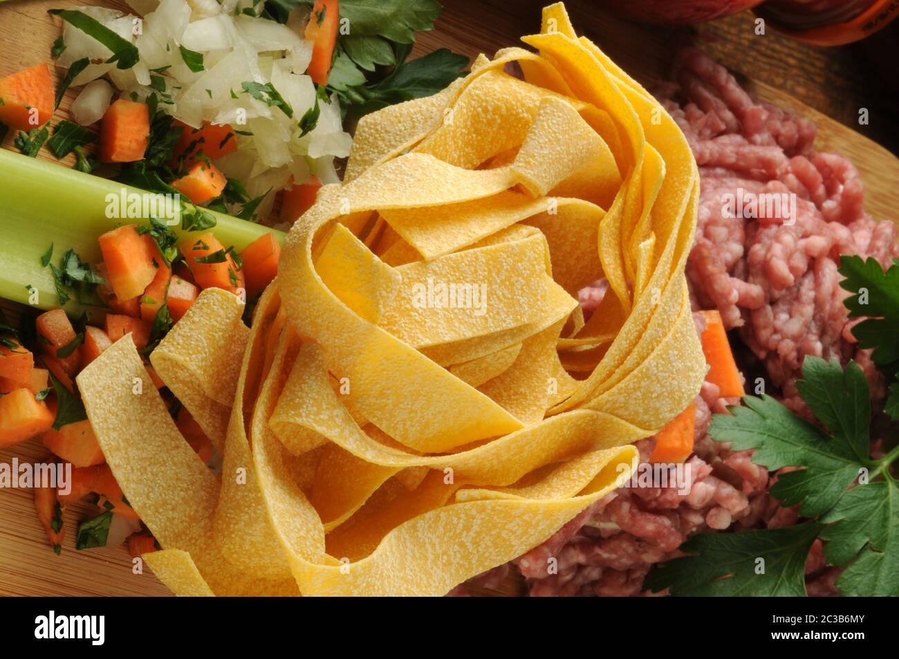 Pappardelle con ingredienti per preparare la salsa. Foto Stock