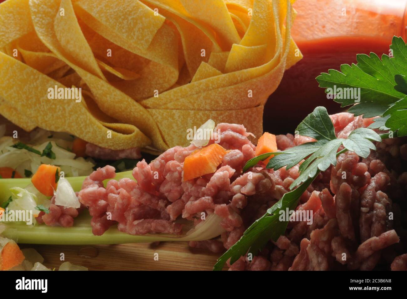 Pappardelle con ingredienti per preparare la salsa. Foto Stock