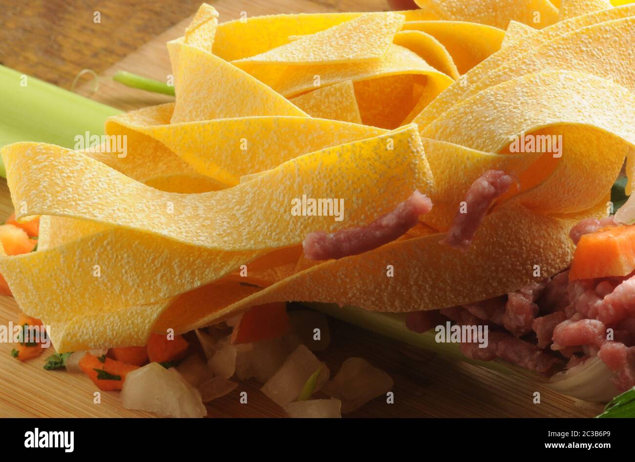Pappardelle con ingredienti per preparare la salsa. Foto Stock
