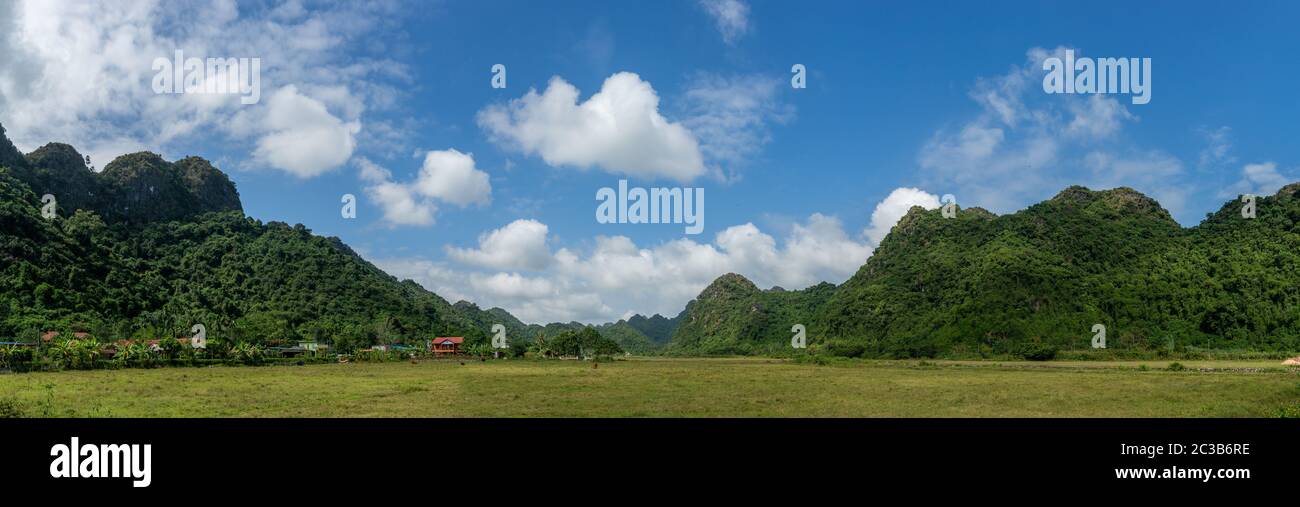 Hai Phong Valley, Cat Ba Island, Halong Bay, Vietnam Foto Stock