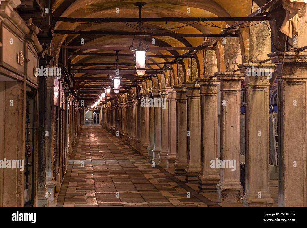 Portici in piazza San Markâ´s a Venezia di notte Foto Stock