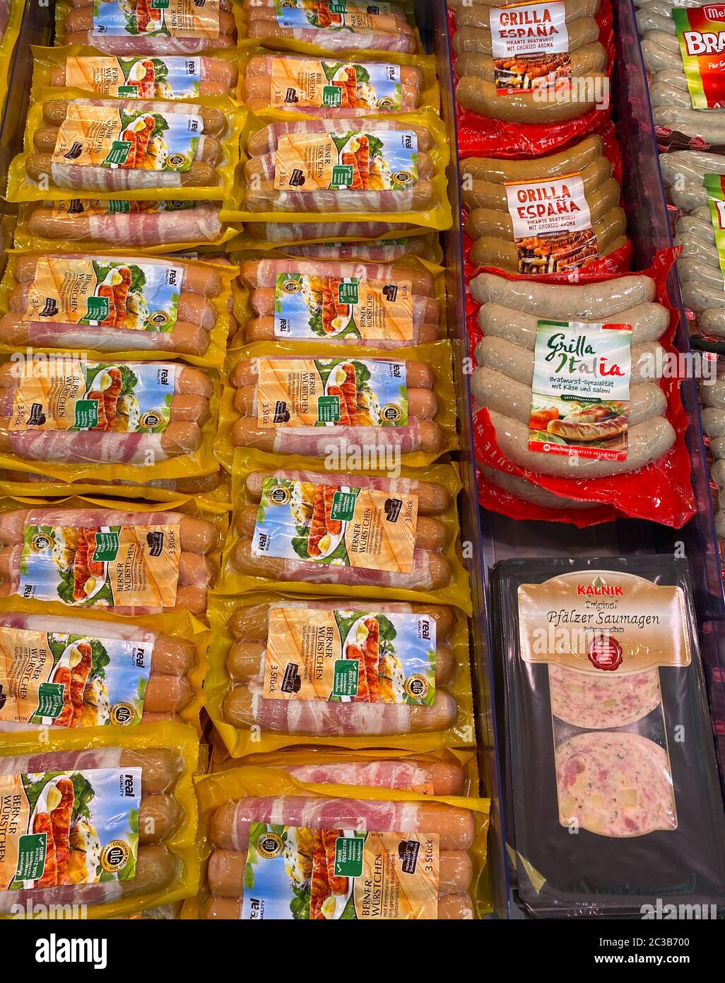 Tönisvorst, Germania - Giugno 18. 2020: Vista su confezioni isolate con salsicce tedesche in congelatore Foto Stock