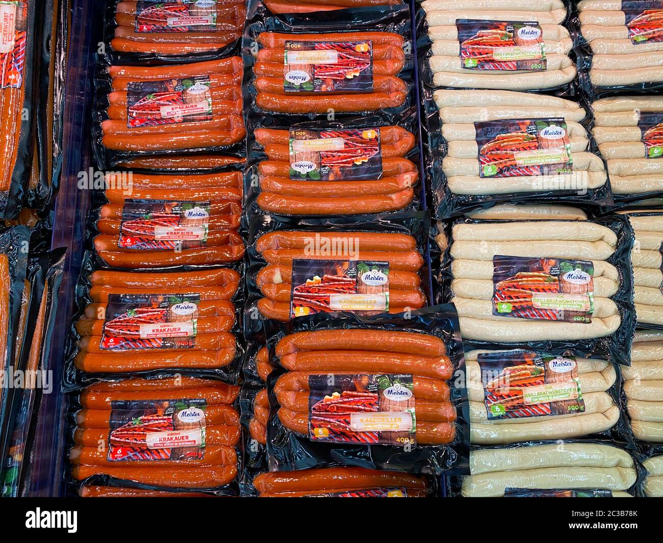 Tönisvorst, Germania - Giugno 18. 2020: Vista su confezioni isolate con salsicce tedesche in congelatore Foto Stock