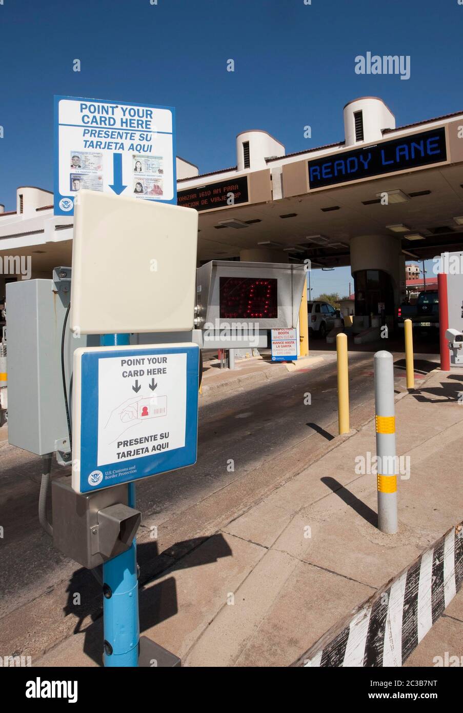 Laredo , Texas - U.S Dogana e protezione di frontiera, un'agenzia federale di applicazione della legge del Dipartimento degli Stati Uniti di sicurezza interna.canta bilingue in inglese e spagnolo con informazioni al Laredo, porto di entrata del Texas dal Messico 12 gennaio 2012 © MKC / Daemmrich Photos Foto Stock