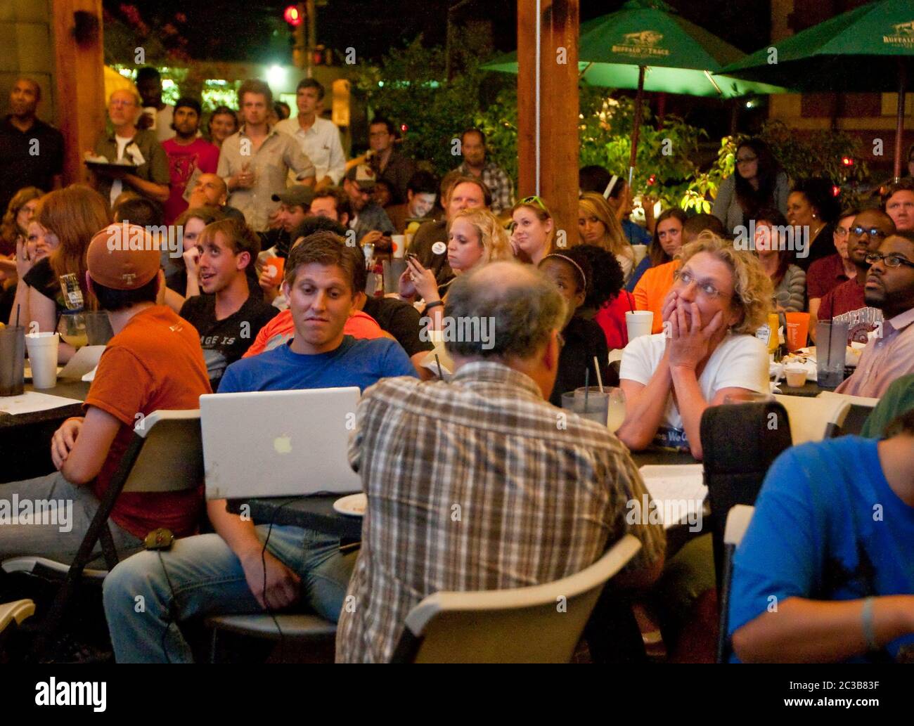 Austin, Texas USA, 3 ottobre 2012: Un grande gruppo partecipa a una festa di guardia per il primo dibattito presidenziale Mitt Romney/Barack Obama in TV da un ristorante vicino al campus dell'Università dei tè. ©MKC / Daemmrich Photos Foto Stock