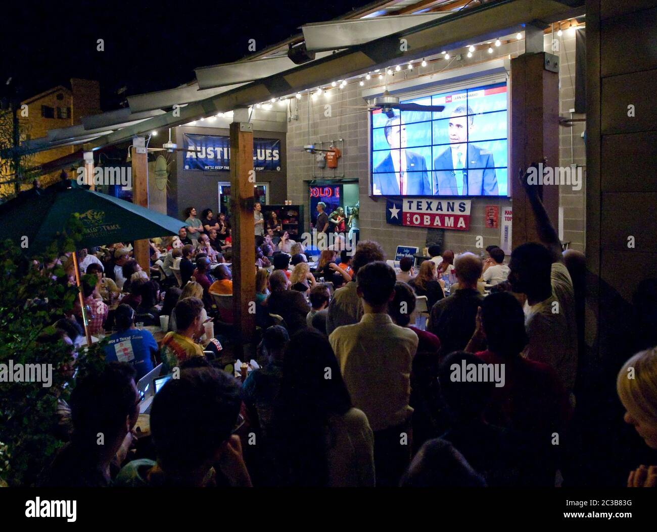 Austin, Texas USA, 3 ottobre 2012: Un grande gruppo partecipa a una festa di guardia per il primo dibattito presidenziale Mitt Romney/Barack Obama in TV da un ristorante vicino al campus dell'Università dei tè. ©MKC / Daemmrich Photos Foto Stock Austin, Texas USA, 3 ottobre 2012: Un grande gruppo partecipa a una festa di guardia per il primo dibattito presidenziale Mitt Romney/Barack Obama in TV da un ristorante vicino al campus dell'Università dei tè. ©MKC / Daemmrich Photos Foto Stock