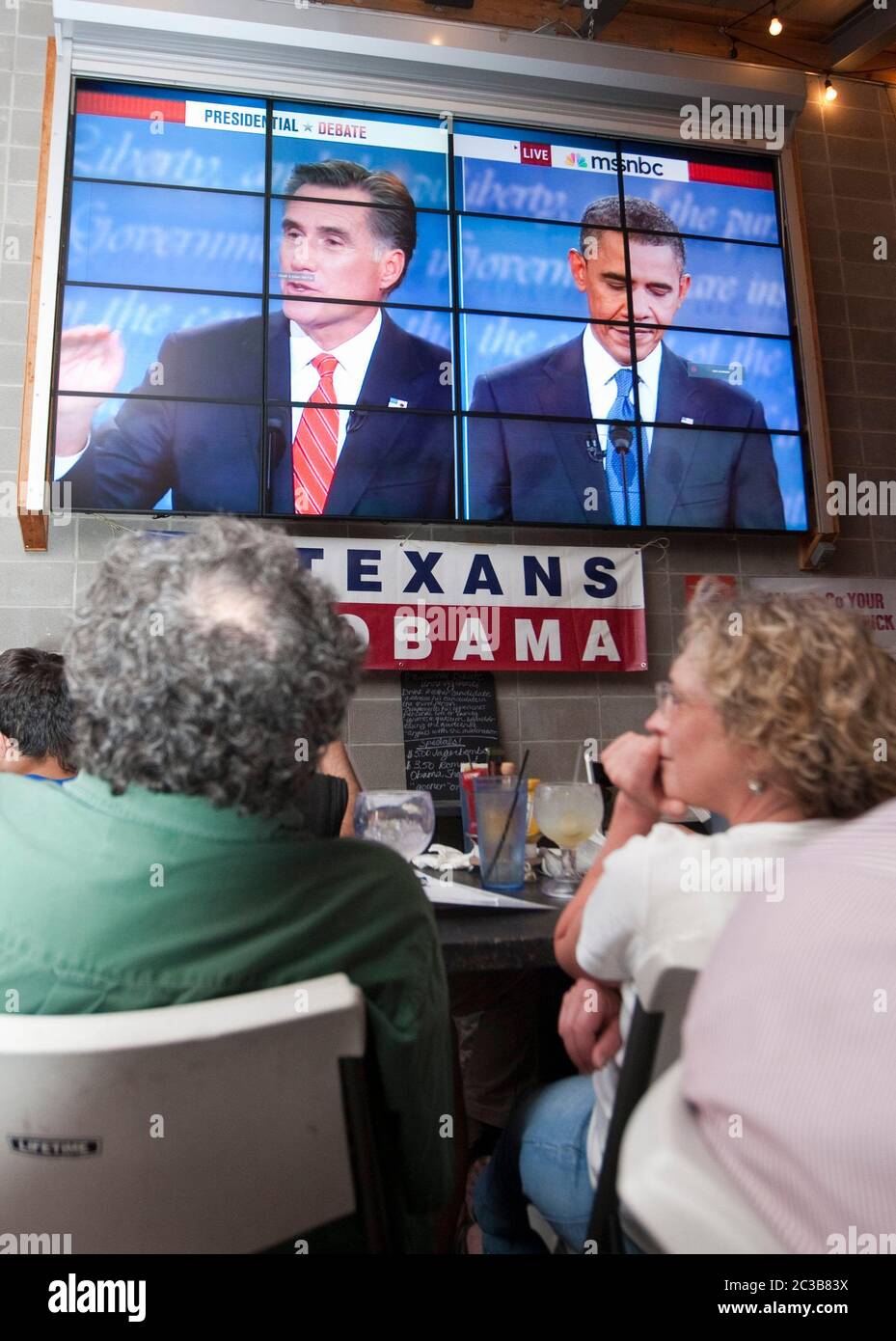 Austin, Texas USA, 3 ottobre 2012: Un grande gruppo partecipa a una festa di guardia per il primo dibattito presidenziale Mitt Romney/Barack Obama in TV da un ristorante vicino al campus dell'Università dei tè. ©MKC / Daemmrich Photos Foto Stock Austin, Texas USA, 3 ottobre 2012: Un grande gruppo partecipa a una festa di guardia per il primo dibattito presidenziale Mitt Romney/Barack Obama in TV da un ristorante vicino al campus dell'Università dei tè. ©MKC / Daemmrich Photos Foto Stock