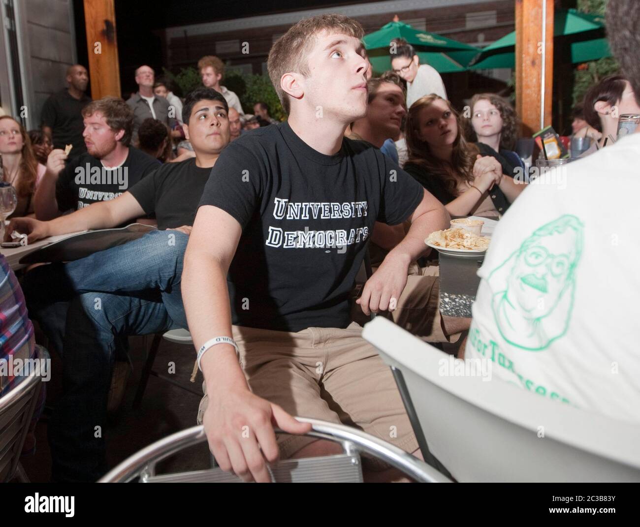 Austin, Texas USA, 3 ottobre 2012: Un grande gruppo partecipa a una festa di guardia per il primo dibattito presidenziale Mitt Romney/Barack Obama in TV da un ristorante vicino al campus dell'Università dei tè. ©MKC / Daemmrich Photos Foto Stock Austin, Texas USA, 3 ottobre 2012: Un grande gruppo partecipa a una festa di guardia per il primo dibattito presidenziale Mitt Romney/Barack Obama in TV da un ristorante vicino al campus dell'Università dei tè. ©MKC / Daemmrich Photos Foto Stock