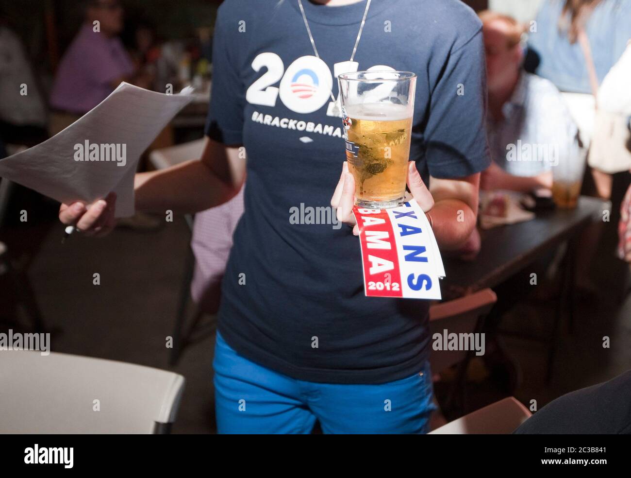 Austin, Texas USA, 3 ottobre 2012: Un grande gruppo partecipa a una festa di guardia per il primo dibattito presidenziale Mitt Romney/Barack Obama in TV da un ristorante vicino al campus dell'Università dei tè. ©MKC / Daemmrich Photos Foto Stock