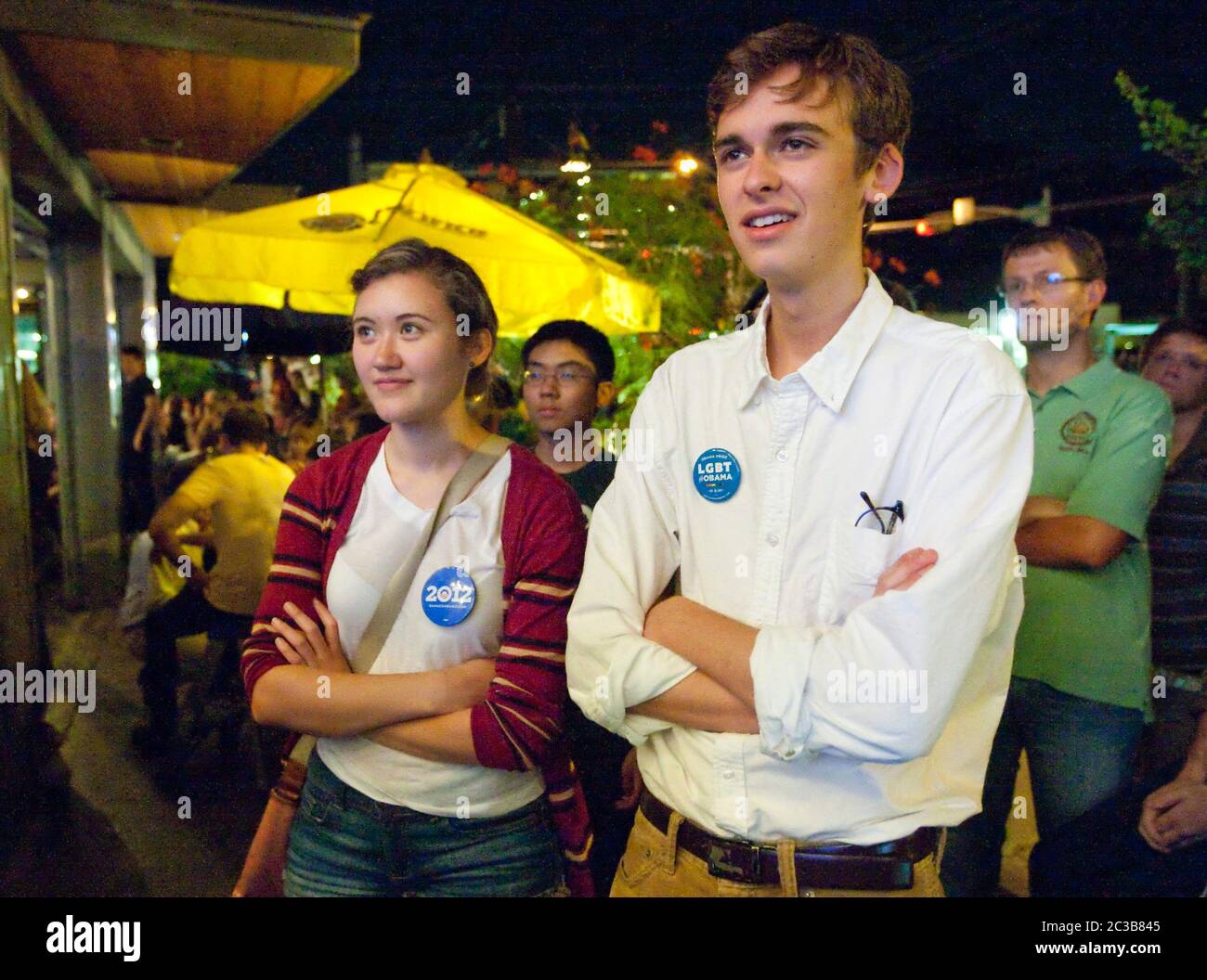 Austin, Texas USA, 3 ottobre 2012: Un grande gruppo partecipa a una festa di guardia per il primo dibattito presidenziale Mitt Romney/Barack Obama in TV da un ristorante vicino al campus dell'Università dei tè. ©MKC / Daemmrich Photos Foto Stock Austin, Texas USA, 3 ottobre 2012: Un grande gruppo partecipa a una festa di guardia per il primo dibattito presidenziale Mitt Romney/Barack Obama in TV da un ristorante vicino al campus dell'Università dei tè. ©MKC / Daemmrich Photos Foto Stock