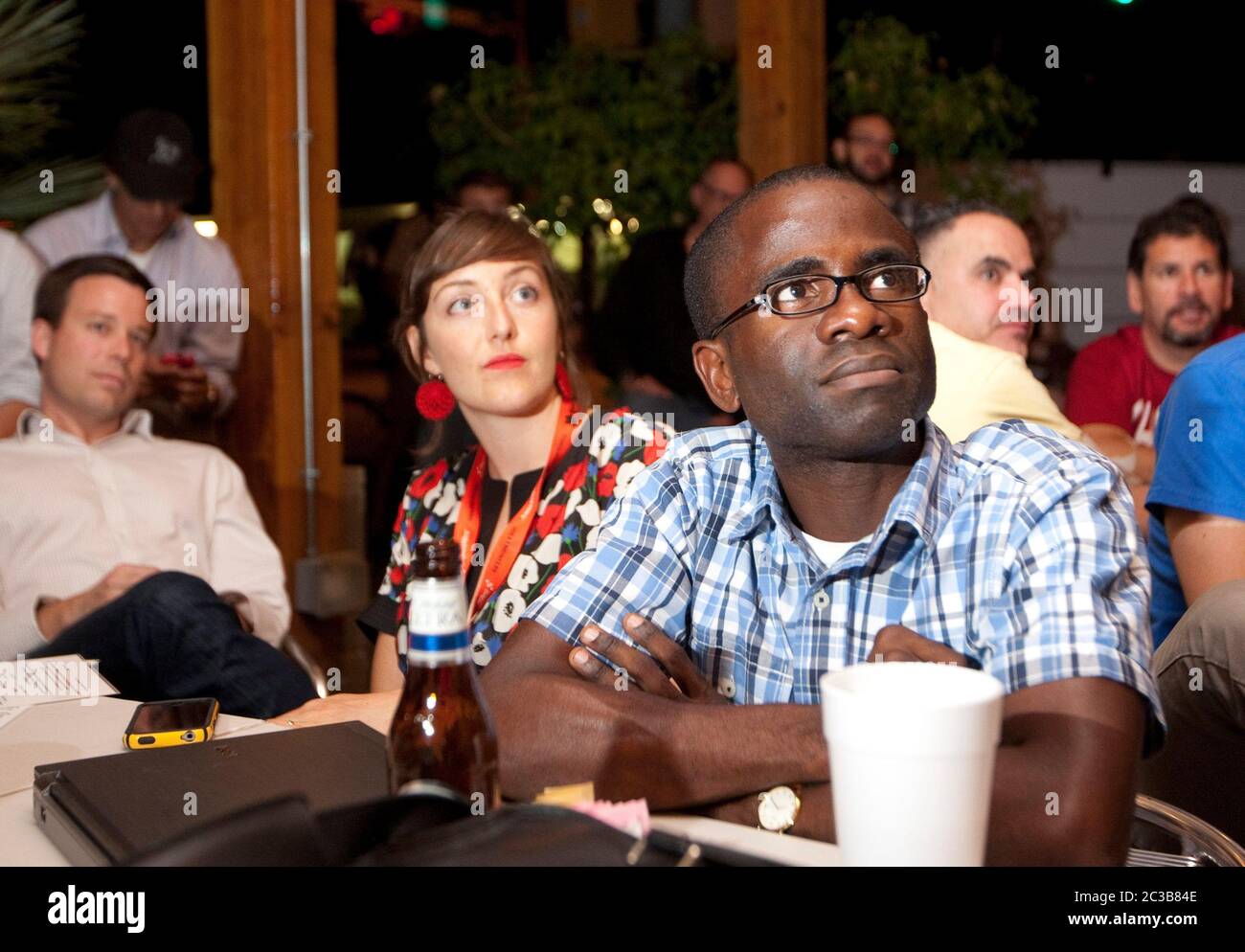 Austin, Texas USA, 3 ottobre 2012: Un grande gruppo partecipa a una festa di guardia per il primo dibattito presidenziale Mitt Romney/Barack Obama in TV da un ristorante vicino al campus dell'Università dei tè. ©MKC / Daemmrich Photos Foto Stock Austin, Texas USA, 3 ottobre 2012: Un grande gruppo partecipa a una festa di guardia per il primo dibattito presidenziale Mitt Romney/Barack Obama in TV da un ristorante vicino al campus dell'Università dei tè. ©MKC / Daemmrich Photos Foto Stock
