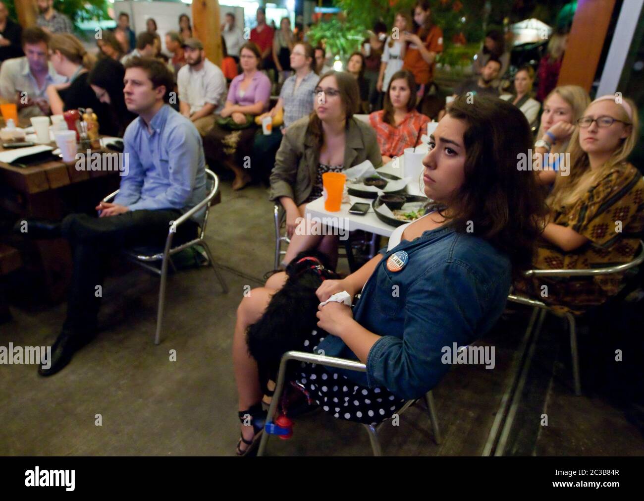 Austin, Texas USA, 3 ottobre 2012: Un grande gruppo partecipa a una festa di guardia per il primo dibattito presidenziale Mitt Romney/Barack Obama in TV da un ristorante vicino al campus dell'Università dei tè. ©MKC / Daemmrich Photos Foto Stock Austin, Texas USA, 3 ottobre 2012: Un grande gruppo partecipa a una festa di guardia per il primo dibattito presidenziale Mitt Romney/Barack Obama in TV da un ristorante vicino al campus dell'Università dei tè. ©MKC / Daemmrich Photos Foto Stock