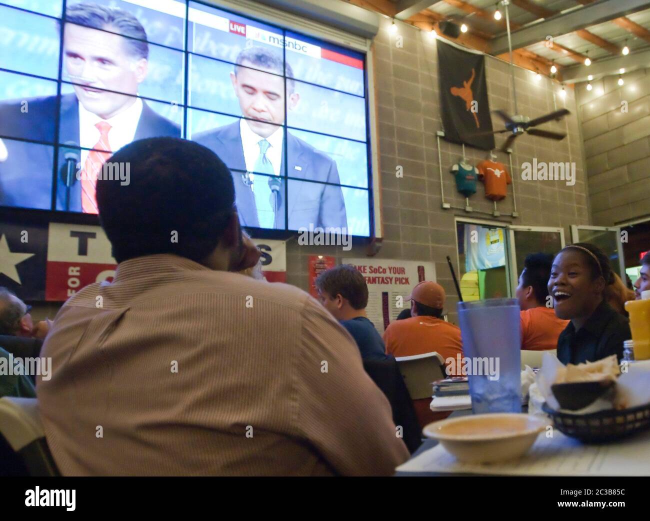 Austin, Texas USA, 3 ottobre 2012: Un grande gruppo partecipa a una festa di guardia per il primo dibattito presidenziale Mitt Romney/Barack Obama in TV da un ristorante vicino al campus dell'Università dei tè. ©MKC / Daemmrich Photos Foto Stock