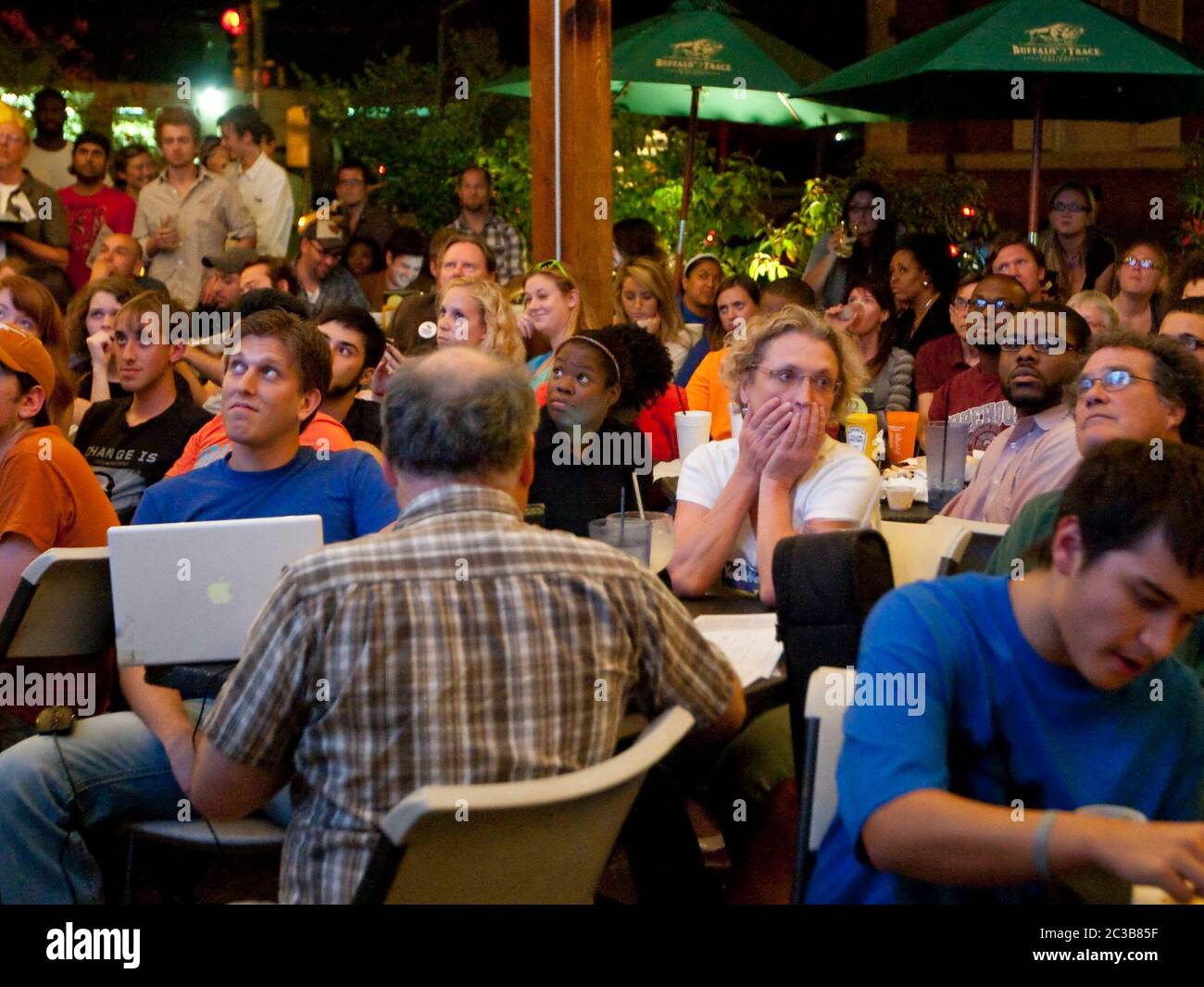 Austin, Texas USA, 3 ottobre 2012: Un grande gruppo partecipa a una festa di guardia per il primo dibattito presidenziale Mitt Romney/Barack Obama in TV da un ristorante vicino al campus dell'Università dei tè. ©MKC / Daemmrich Photos Foto Stock Austin, Texas USA, 3 ottobre 2012: Un grande gruppo partecipa a una festa di guardia per il primo dibattito presidenziale Mitt Romney/Barack Obama in TV da un ristorante vicino al campus dell'Università dei tè. ©MKC / Daemmrich Photos Foto Stock