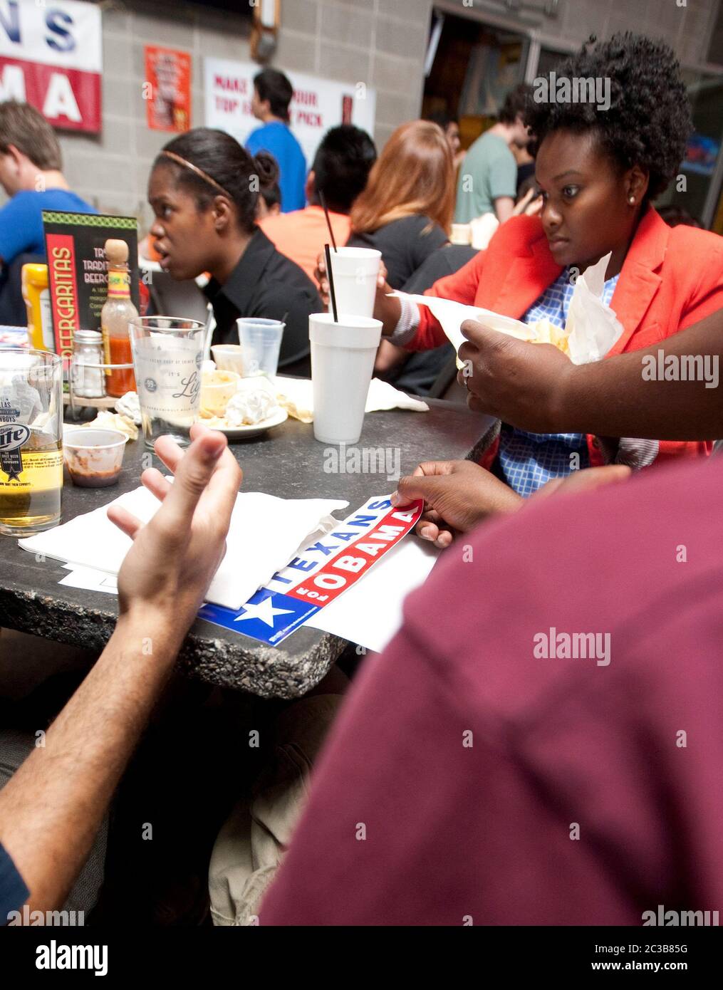Austin, Texas USA, 3 ottobre 2012: Un grande gruppo partecipa a una festa di guardia per il primo dibattito presidenziale Mitt Romney/Barack Obama in TV da un ristorante vicino al campus dell'Università dei tè. ©MKC / Daemmrich Photos Foto Stock Austin, Texas USA, 3 ottobre 2012: Un grande gruppo partecipa a una festa di guardia per il primo dibattito presidenziale Mitt Romney/Barack Obama in TV da un ristorante vicino al campus dell'Università dei tè. ©MKC / Daemmrich Photos Foto Stock