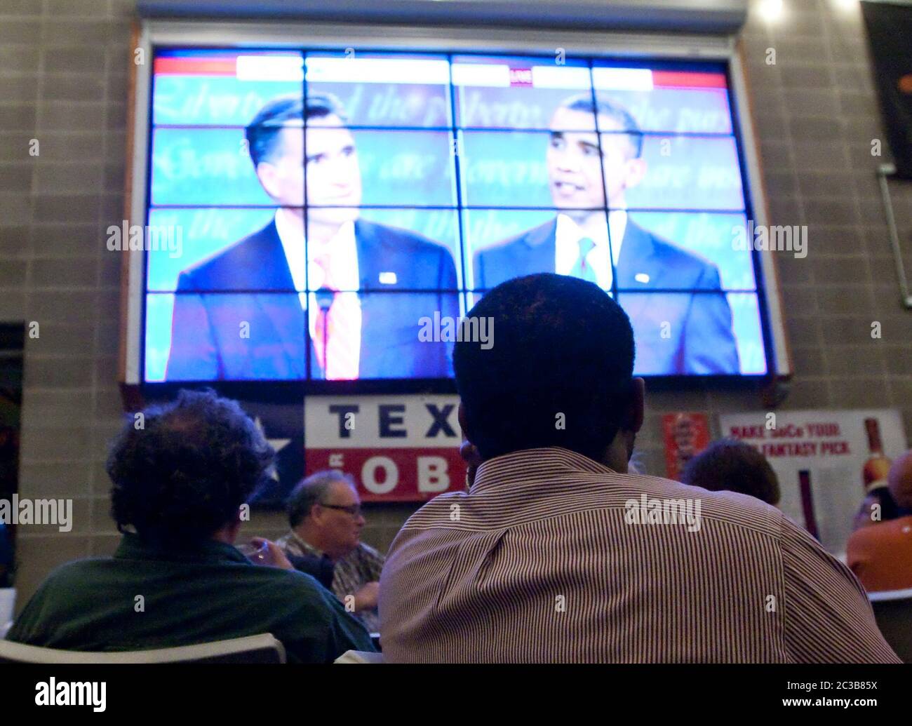 Austin, Texas USA, 3 ottobre 2012: Un grande gruppo partecipa a una festa di guardia per il primo dibattito presidenziale Mitt Romney/Barack Obama in TV da un ristorante vicino al campus dell'Università dei tè. ©MKC / Daemmrich Photos Foto Stock Austin, Texas USA, 3 ottobre 2012: Un grande gruppo partecipa a una festa di guardia per il primo dibattito presidenziale Mitt Romney/Barack Obama in TV da un ristorante vicino al campus dell'Università dei tè. ©MKC / Daemmrich Photos Foto Stock